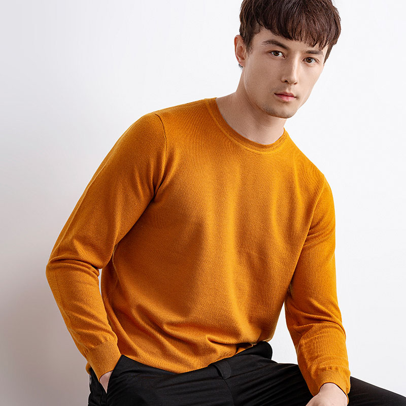 Il pullover Cashmere a V-Neck è prodotto in Cina ed è disponibile in tre diversi colori tra cui scegliere: azzurro, blu scuro e grigio a carbone.