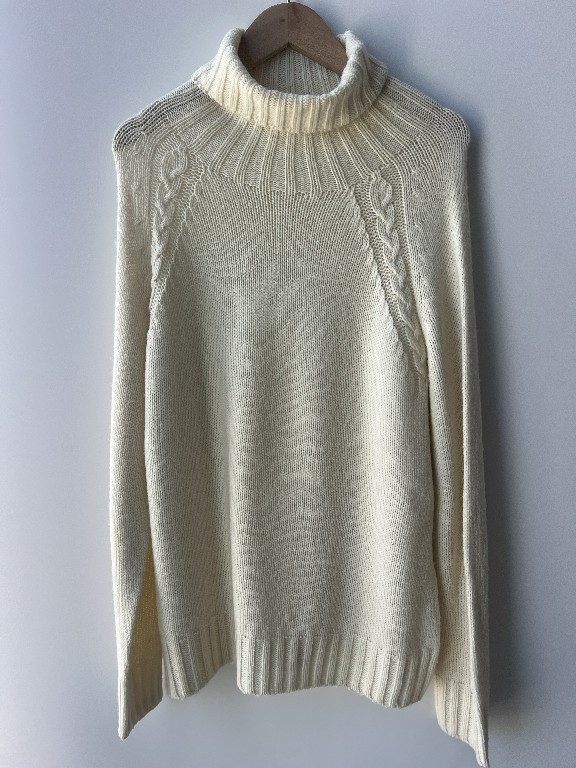 Perché un maglione a collo alto è ancora una delle scelte più intelligenti per i guardaroba moderni?