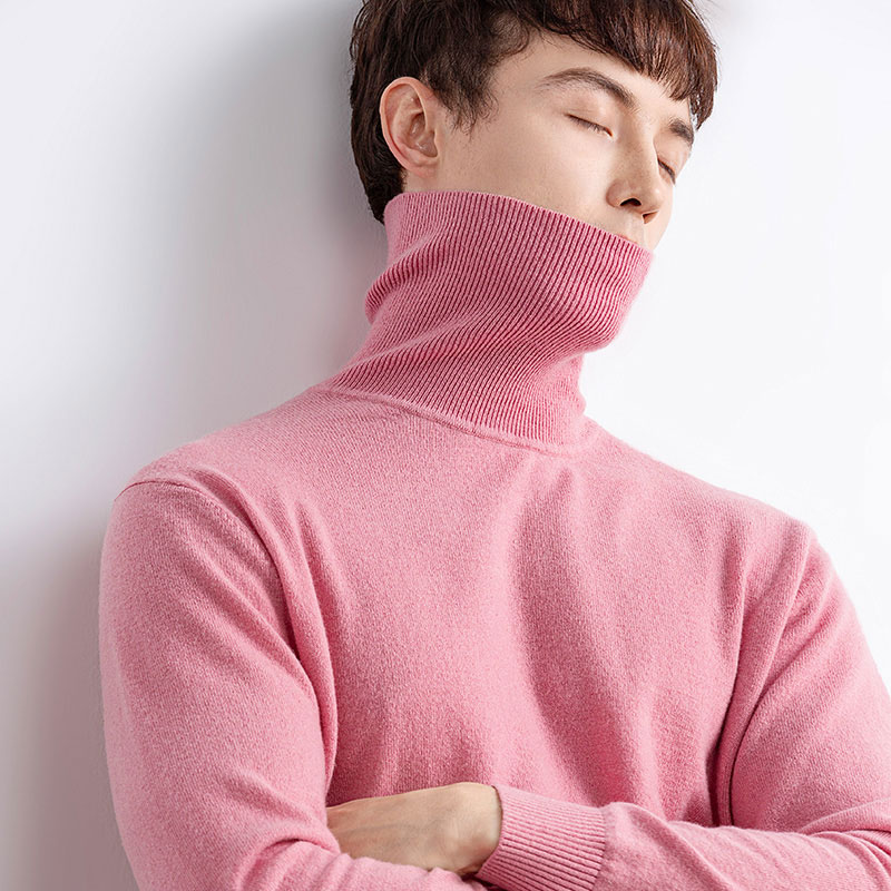 Il semplice maglione di lana con cappuccio abbinato a un maglione femminile si deformerà se appeso al sole?